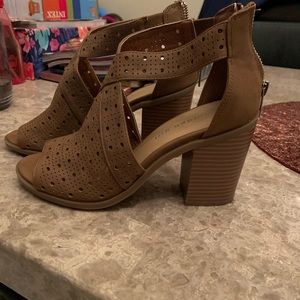 MADDEN GIRL brown/tan women’s heels sz 5.5